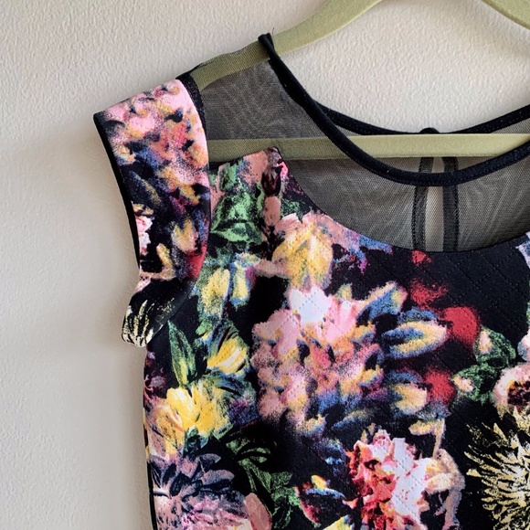 Pippa & Julie Girls black floral quilted cap sleeve dress SIZE 8 - Picture 2 of 9